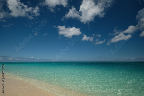 Fototapeta Naklejka Na Ścianę i Meble -  Crystal clear waters and pinkish sands on empty seven mile beach on tropical carribean Grand Cayman Island