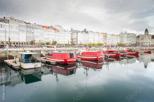 Galerías y barcos en la marina, Coruña
