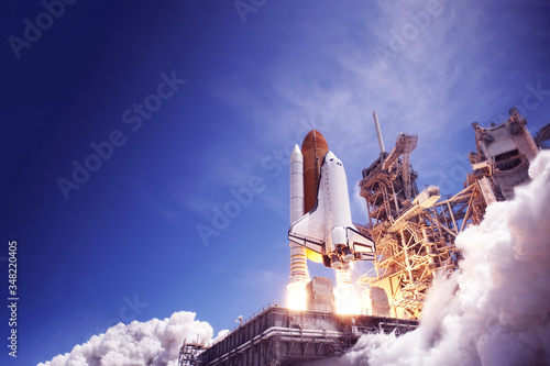 Fotografija The launch of the space shuttle against the sky, fire and smoke