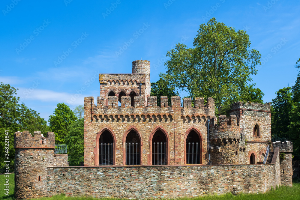 Blick auf die Moosburg im Schlosspark in Wiesbaden/Deutschland