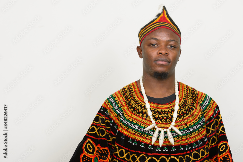 Obraz premium Young handsome African man wearing traditional clothing