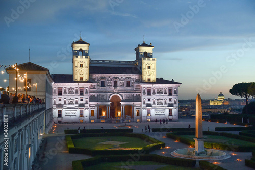 Fotografie Villa Medici at sunset on the side of the gardens and in the background the chur