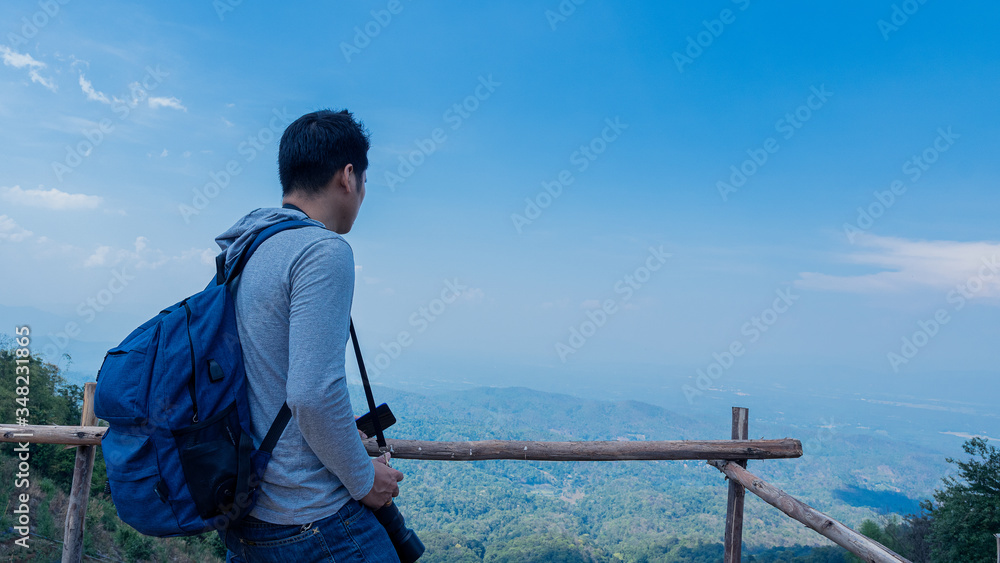Naklejka premium A man standing at the beautiful view of Doi Mon jam, a tourist attraction in Chiang Mai, Thailand