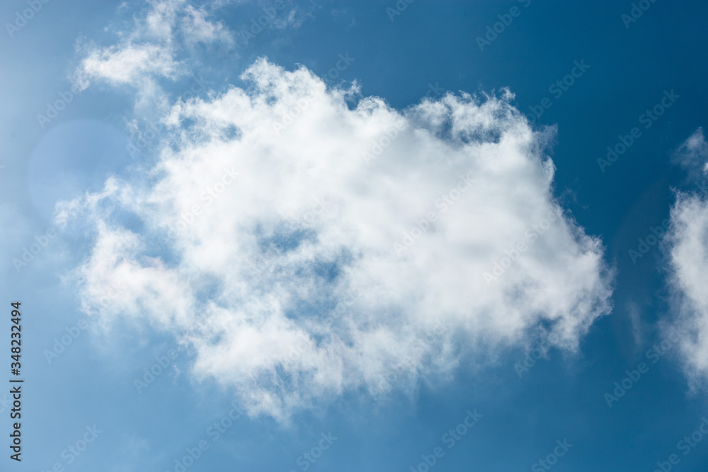 Obraz premium Clouds in a sunny day.