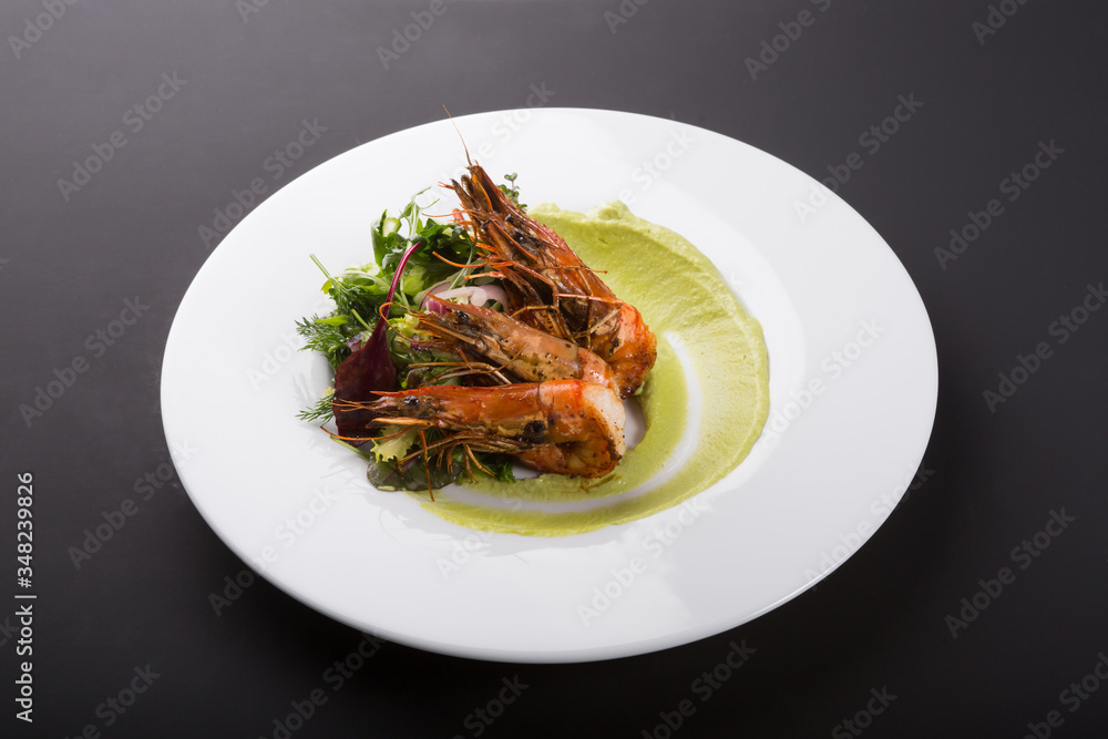 Fried king shrimps with guacomole