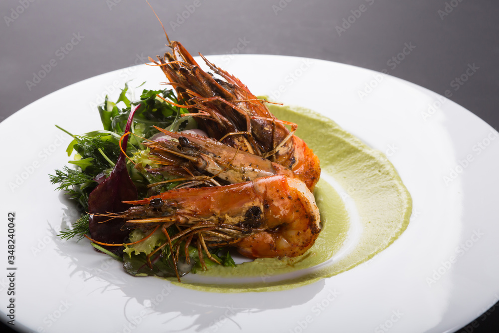 Fried king shrimps with guacomole