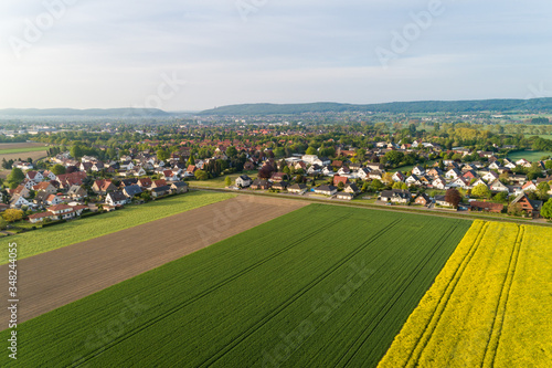 Luftaufnahme von Feldern mit einer Kleinstadt im Hintergrund photo