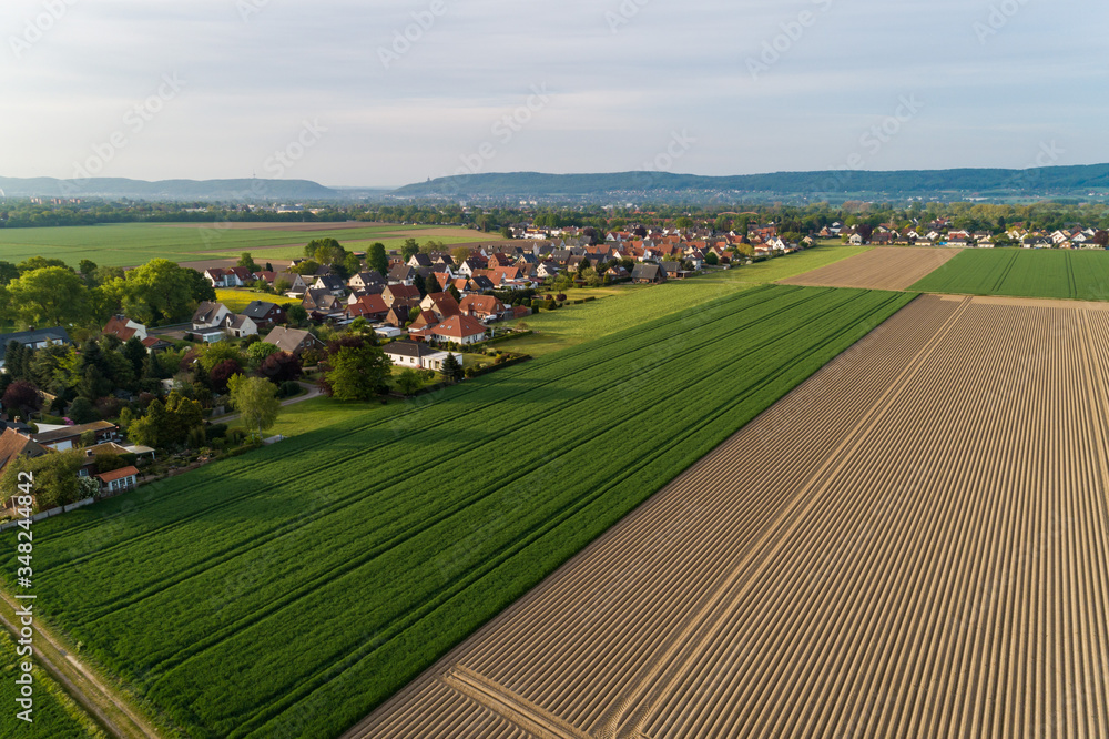 Kleine Siedlung mit Häusern im ländlichen Raum, Deutschland Kleine Siedlung mit Häusern im ländlichen Raum, Deutschland