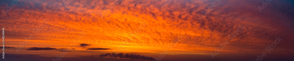 Obraz premium Fantastic clouds at sunrise