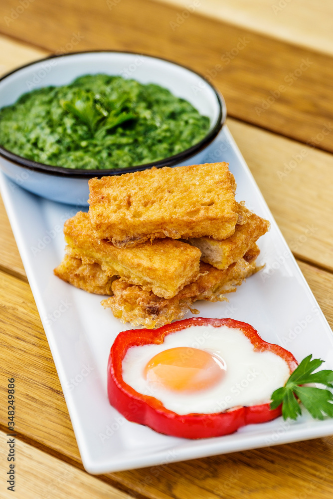 Fried Eggs with Spinach and French toast Fried Eggs with Spinach and French toast