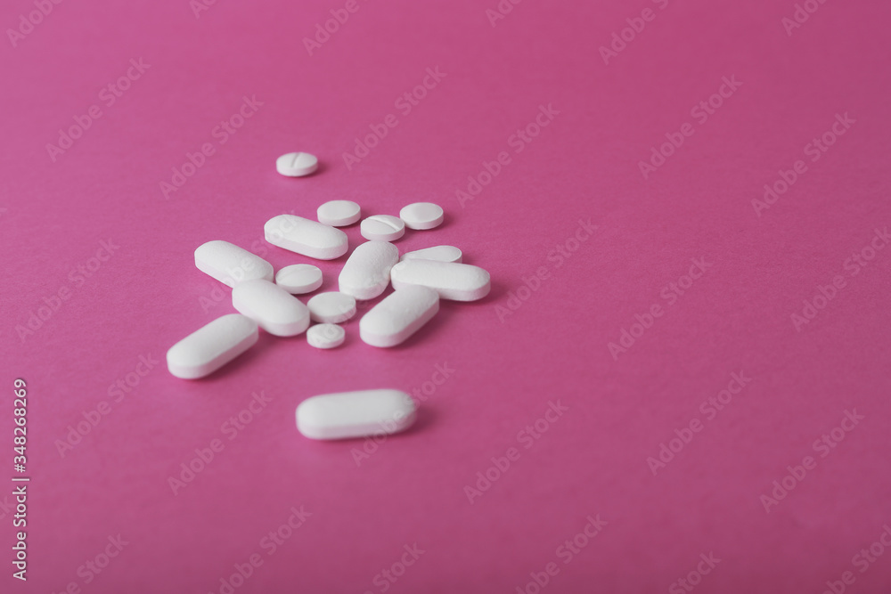 grupo de farmacos sobre fondo rosa liso grupo de farmacos sobre fondo rosa liso