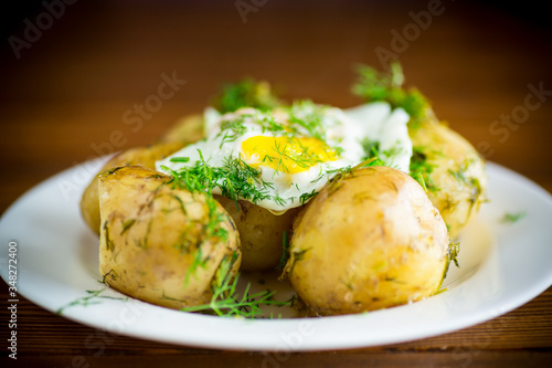 boiled early potatoes with fried egg and dill