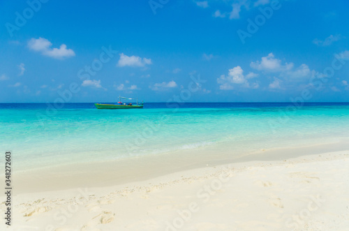 Fototapeta Naklejka Na Ścianę i Meble -  Sandy beach of tropical island in the Maldives 