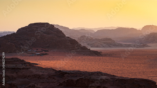 tramonto nel deserto Wadi Rum, Giordania