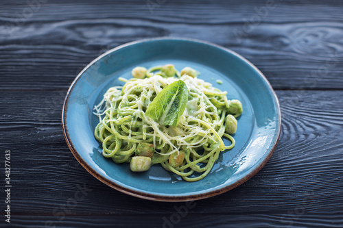 Green Pasta with scallop an...