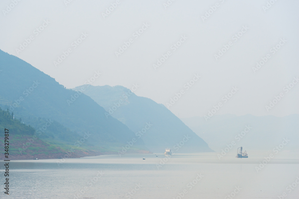 China, Chongqing, Flusskreuzfahrt auf dem Yangtze Fluss, Blick über den Yangtze Fluss während einer Flusskreuzfahrt