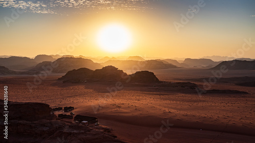 tramonto nel deserto Wadi Rum, Giordania photo