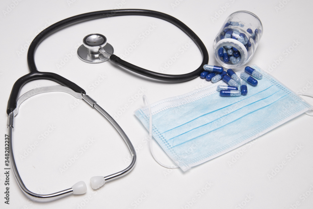 stetoskop z maseczką i leki na białym tle sprzęt lekarza internisty  - obrazy, fototapety, plakaty 