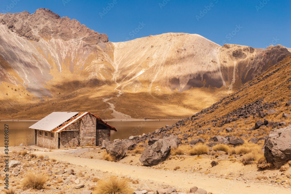 Casa junto al lago y al fondo las montañas Casa junto al lago y al fondo las montañas