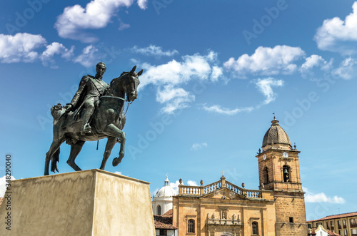 Cuadro en lienzo The Capital of Boyacá, Esculpture of Simón Bolivar, the liberator