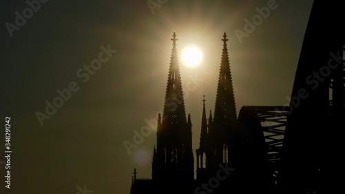Kölner Dom und Hohenzollernbrücke im Sonnenuntergang am Abend