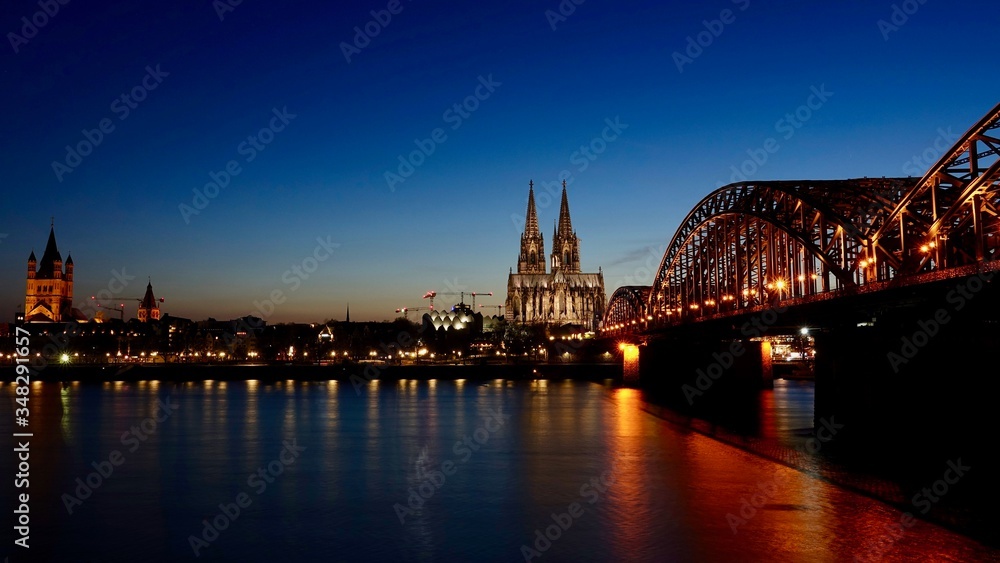 Kölner Dom und Hohenzollernbrücke im Sonnenuntergang  am Abend