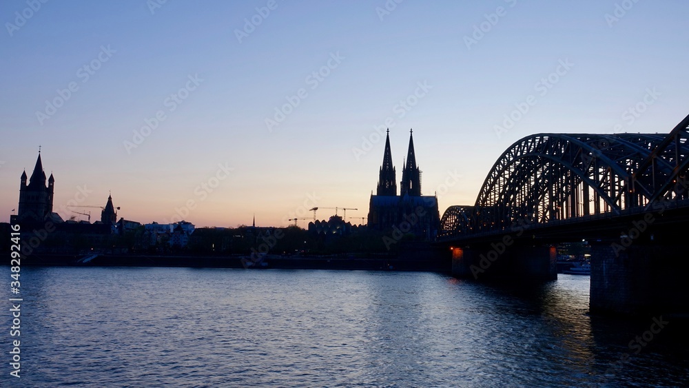 Kölner Dom und Hohenzollernbrücke im Sonnenuntergang  am Abend