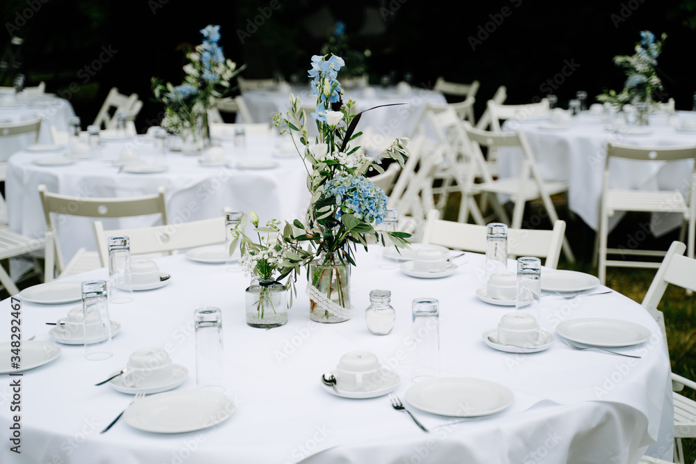 photo of an empty wedding dinner tables in the garden photo of an empty wedding dinner tables in the garden