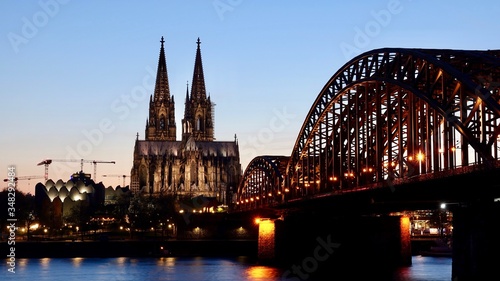 K  lner Dom und Hohenzollernbr  cke im Sonnenuntergang  am Abend