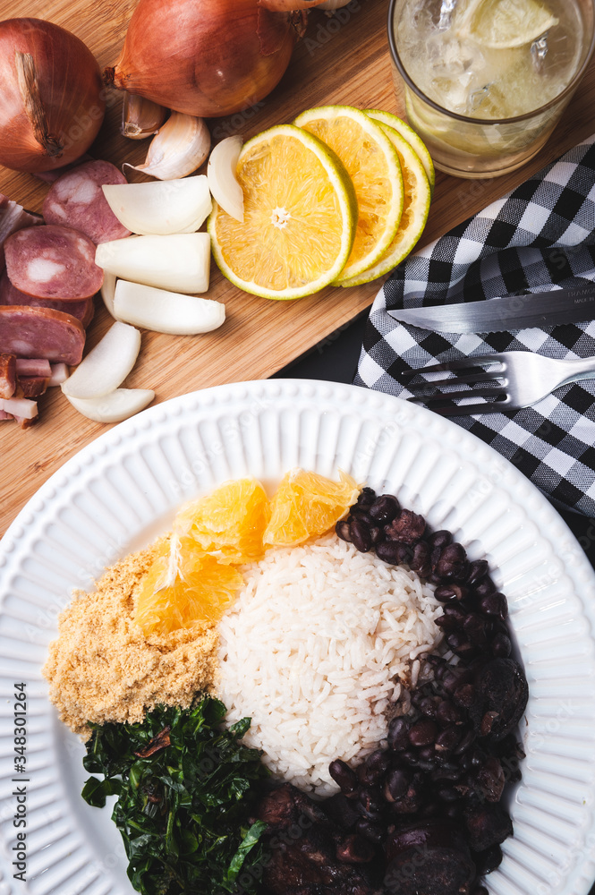 Feijoada com ingredientes ao fundo Feijoada com ingredientes ao fundo