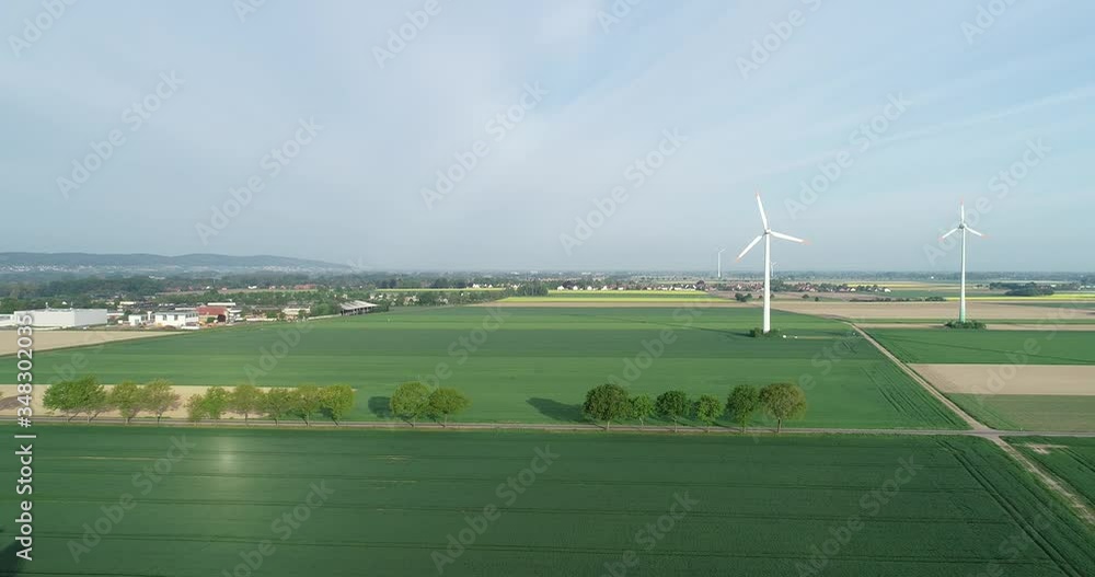 Windräder im ländlichen Raum mit Feldern, Deutschland Windräder im ländlichen Raum mit Feldern, Deutschland