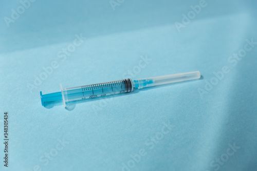 syringe vaccina coronavirus pink background