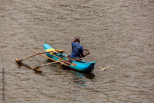 Angler in einem Boot auf dem Bentotafluss