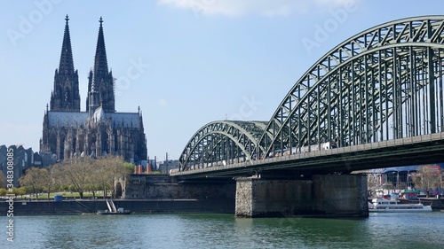 Kölner Dom und Hohenzollern Brücke am Rhein © Omm-on-tour