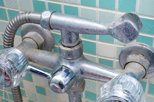 the bathroom faucet is covered in plaque. Problem of corrosion when using metal objects in wet rooms