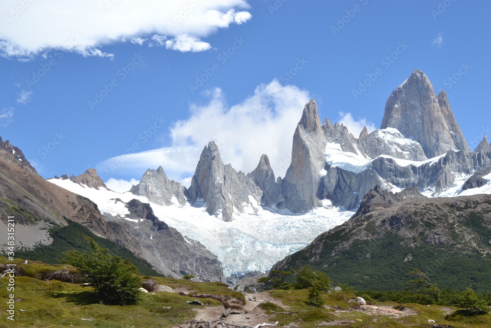 Fitz Roy El Chalten Montañas  nubes cielo naturaleza paisaje nieve bosque Argentina Patagonia glaciar viajando