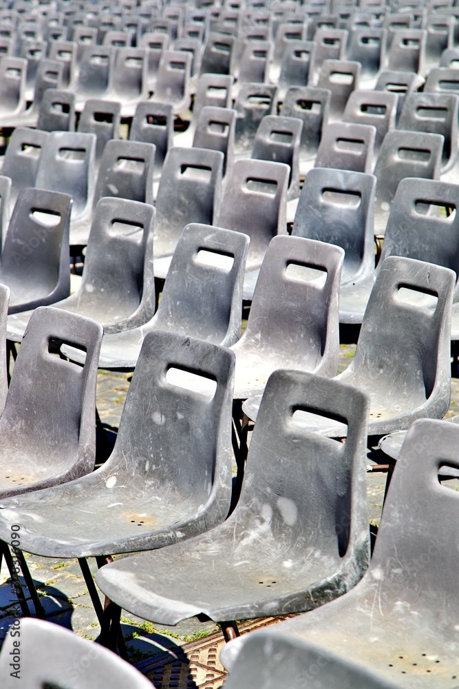 Fototapeta premium Leere Stühle