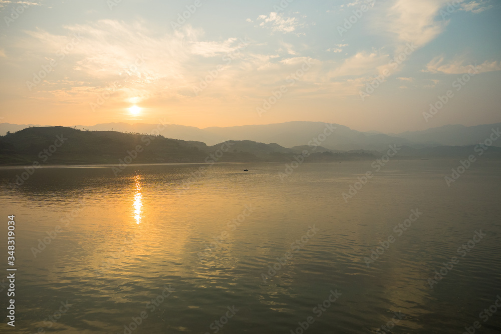 China, Chongqing, Flusskreuzfahrt auf dem Yangtze Fluss, Sonnenuntergang über dem Yangtze Fluss