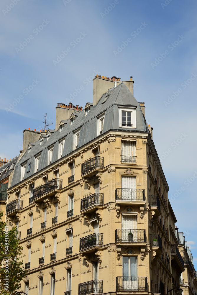 Immeuble haussmannien à Paris – Haussmannian building in Paris, France Immeuble haussmannien à Paris – Haussmannian building in Paris, France