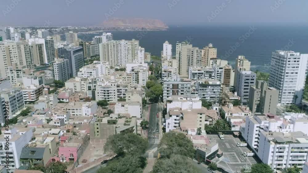 Vista aérea de Miraflores desde la ciudad al mar, se aprecia el óvalo Grau y todo se encuentra vació debido al toque de queda por la pandemia del Corona Virus Vista aérea de Miraflores desde la ciudad al mar, se aprecia el óvalo Grau y todo se encuentra vació debido al toque de queda por la pandemia del Corona Virus