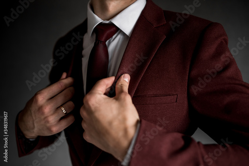 Schilderij op canvas man in a burgundy tuxedo on a gray background