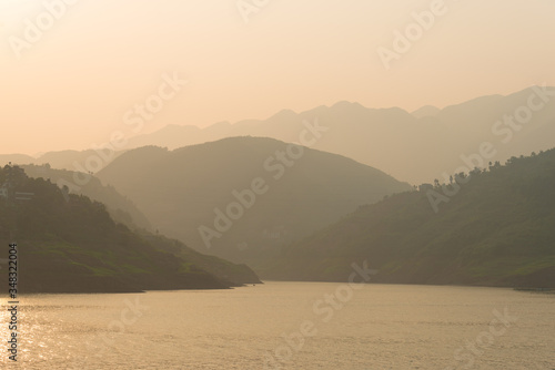 China, Hubei Sheng, Badong, Flusskreuzfahrt auf dem Yangtze Fluss, Blick über das Yangtze Flussufer bei Badong