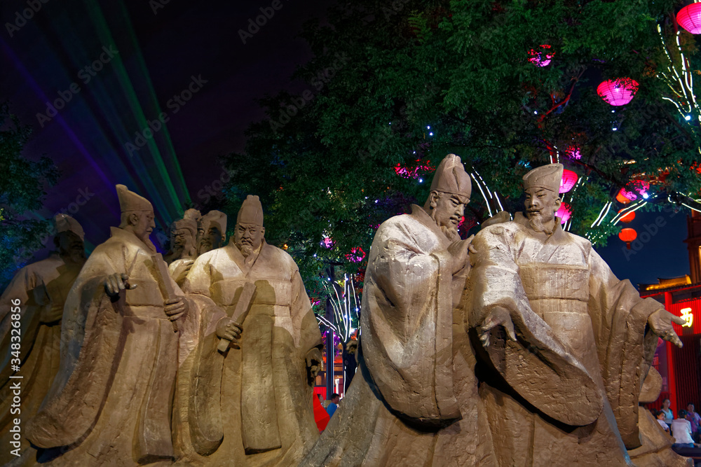 Fototapeta premium philosophic chinese statue by night