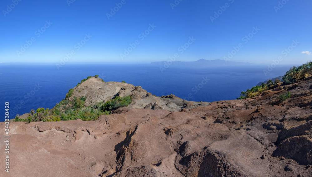 La Gomera - Erosionslandschaft im Norden oberhalb Agulo mit Blick nach Teneriffa, Kanarische Inseln, Spanien