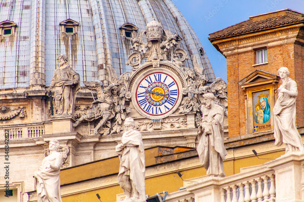 Particolare della Basilica di San Pietro e delle statue che sovrastano il colonnato del Bernini in Piazza San Pietro, Roma, Italia