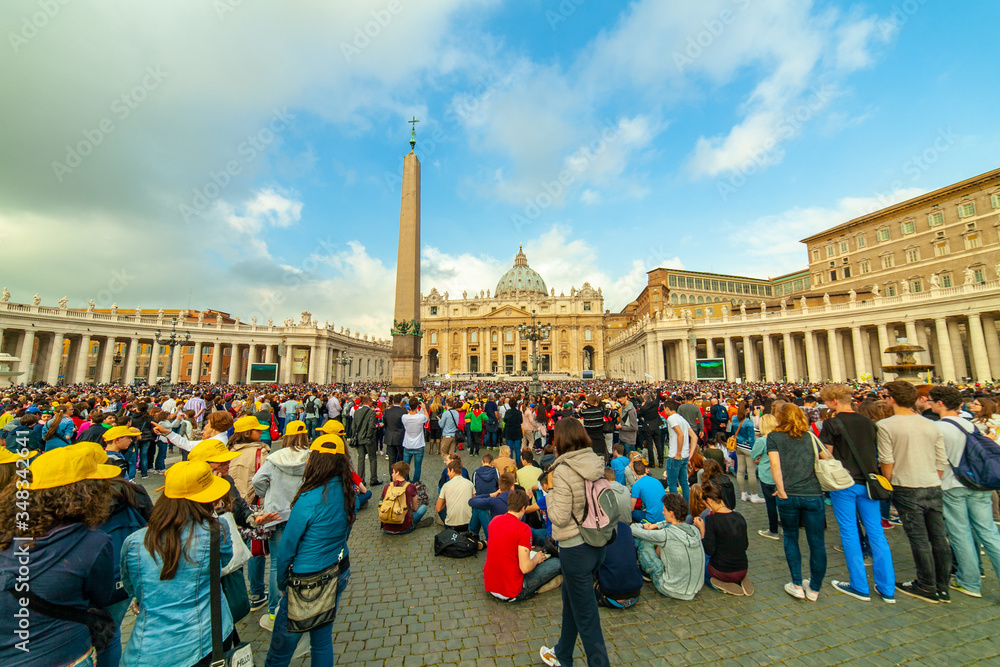 La Basilica di San Pietro in Piazza San Pietro, Roma, durante un'udienza generale di Papa Francesco - obrazy, fototapety, plakaty 