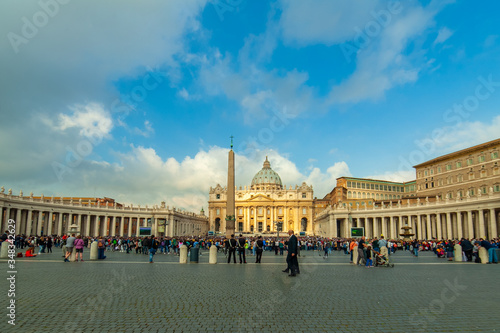 La Basilica di San Pietro in Piazza San Pietro, Roma, durante un'udienza generale di Papa Francesco photo
