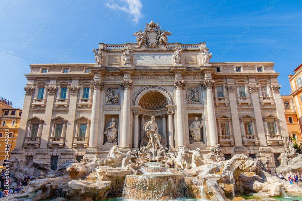 La famosissima Fontana di Trevi, Roma, con il cielo blu