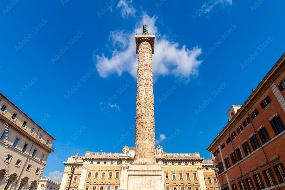 La colonna di Traiano, famoso monumento romano a Roma, Italia, con cielo blu e nuvole bianche
