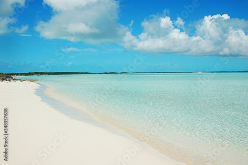 Fototapeta Naklejka Na Ścianę i Meble -  tropical beach with blue sky